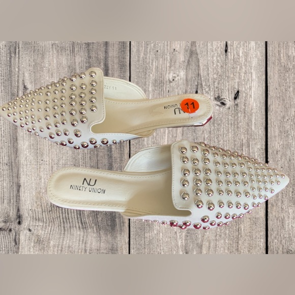 Shoes - NWOT. Sz:11. Dizzy Slides